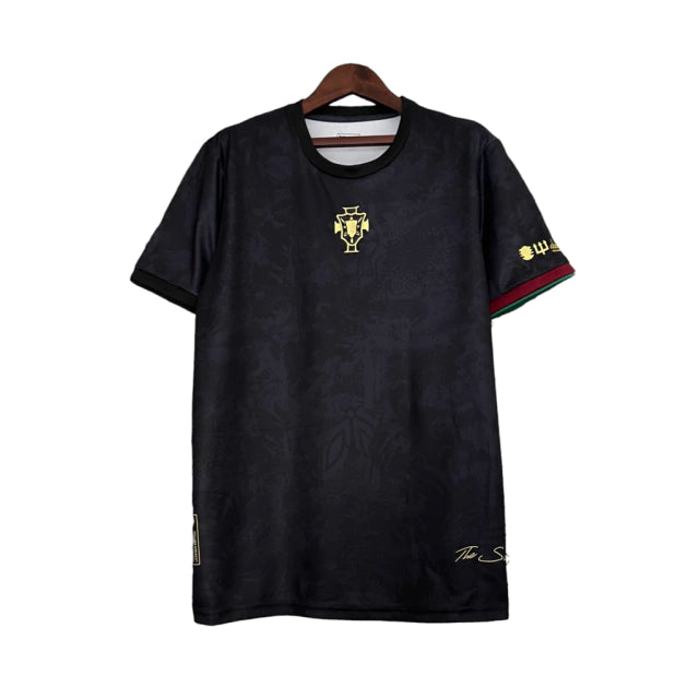 Camisa Seleção de Portugal Edição Goat 23/24 - Torcedor Masculina - Preta com detalhes em vermelho e dourado