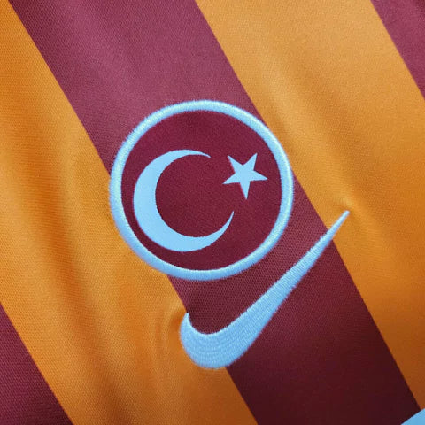 Camisa Galatasaray Edição Especial Aniversario 100 anos da republica Turca 23-24 Torcedor Nike Masculina - Detalhes em laranja e vermelho e o símbolo da Turquia