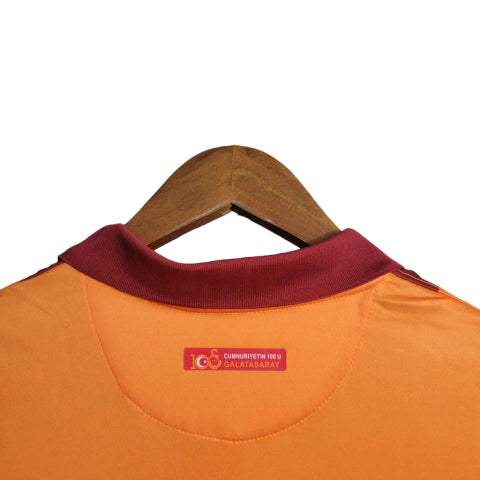 Camisa Galatasaray Edição Especial Aniversario 100 anos da republica Turca 23-24 Torcedor Nike Masculina - Detalhes em laranja e vermelho e o símbolo da Turquia