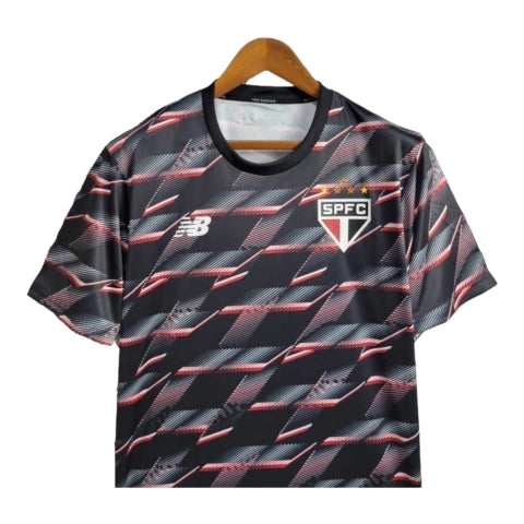 Camisa São Paulo Pré jogo 24/25 - Torcedor New Balance Masculina - Preta com detalhes em vermelho