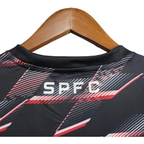 Camisa São Paulo Pré jogo 24/25 - Torcedor New Balance Masculina - Preta com detalhes em vermelho